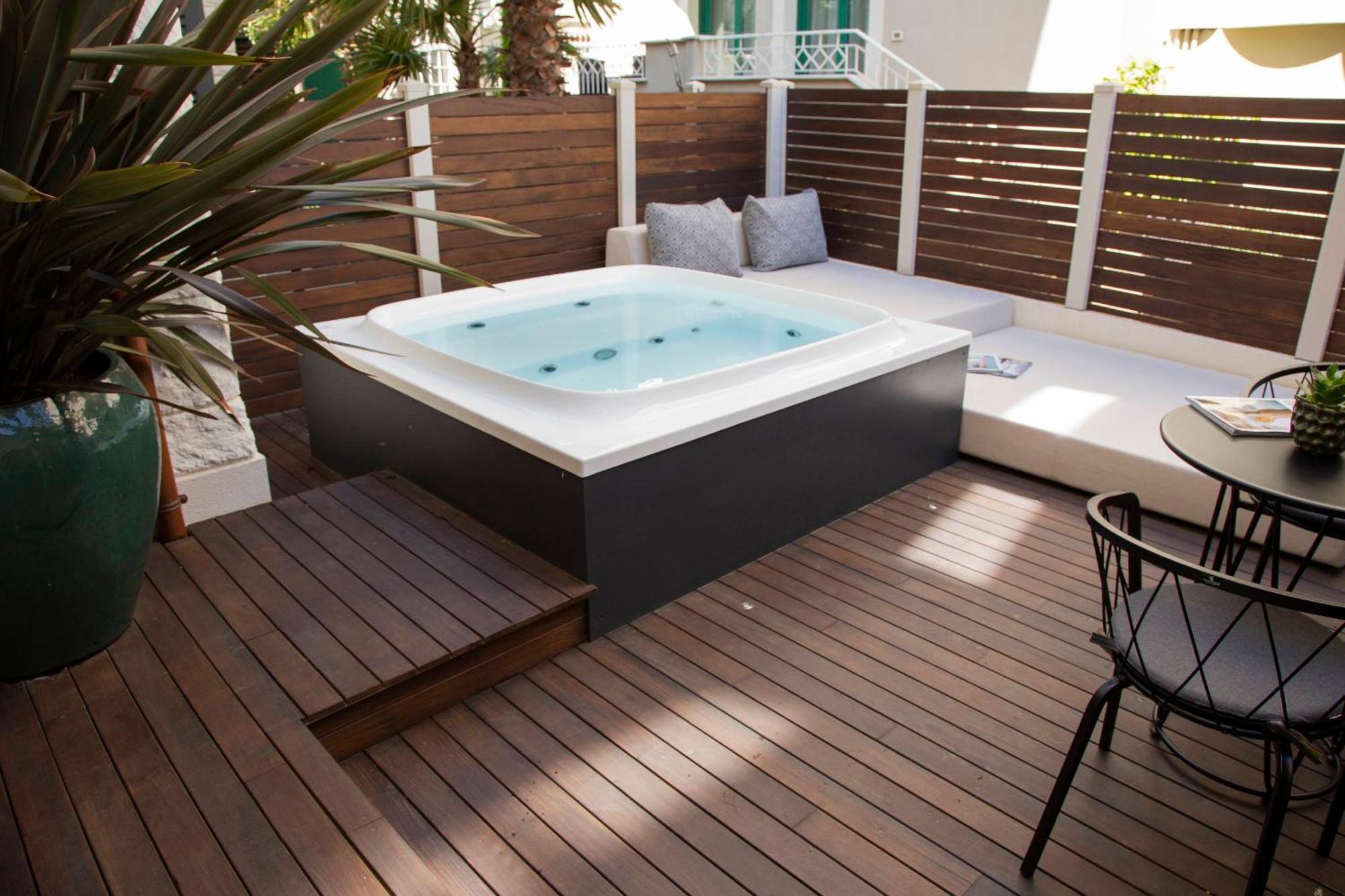 King Suite Spa Bath Separate Building