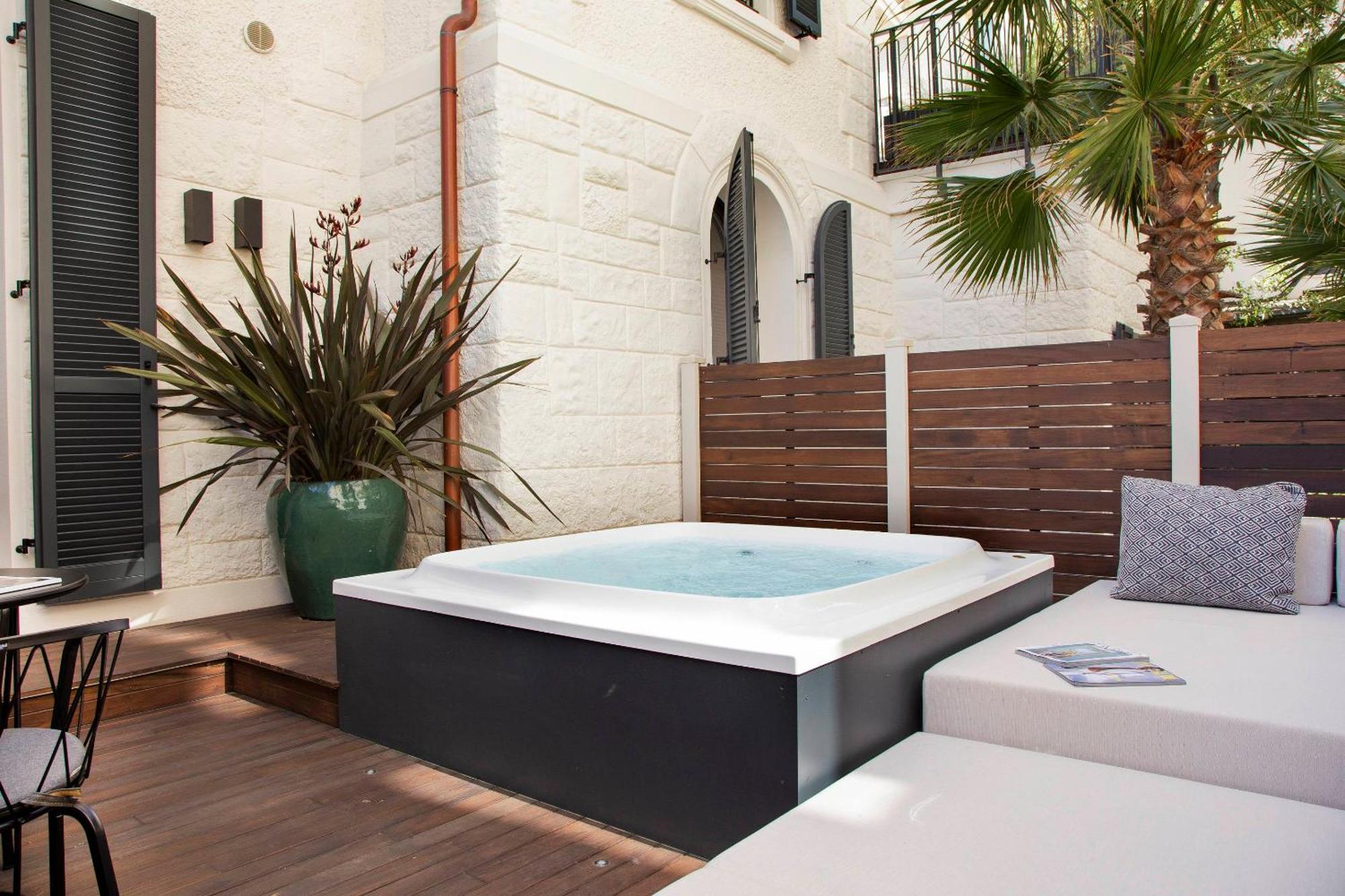 King Suite Spa Bath Separate Building